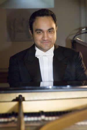 Alezander Panizza en piano