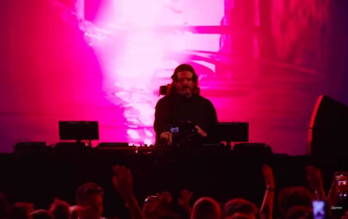 DJ Solomun en este set grabado en Ibiza hace algunos meses, en dos horas va metiendo de a poco a sus fans en un laberinto de sonidos minimalistas magnéticos hasta lograr una conexión con la mente y cada empalme musical con repique reverberantes nos sumerge en un éxtasis de manera particular.